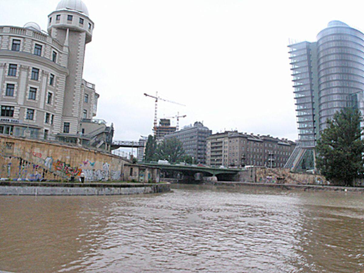 Bei der Mündung des Wienflusses in den Donaukanal.