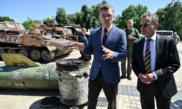 Der ukrainische Außenminister Dmytro Kuleba und sein niederländischer Amtskollege Caspar Veldkamp in Kiew.