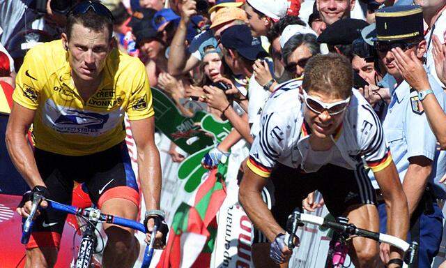Ein Duell, das die Geschichte der Tour de France prägte: Lance Armstrong (l.) gegen Jan Ullrich, hier in den Pyrenäen 2001.