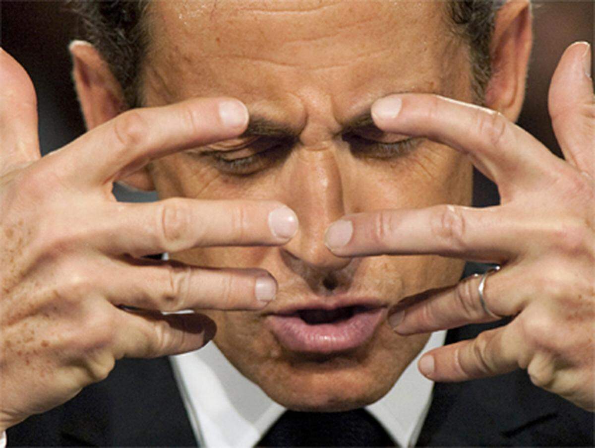 Während der Zorn in den USA spontan ausbricht, entlädt sich in Frankreich ein über Jahre aufgestauter Frust über den Abbau des Sozialstaats durch die Regierung Sarkozy.