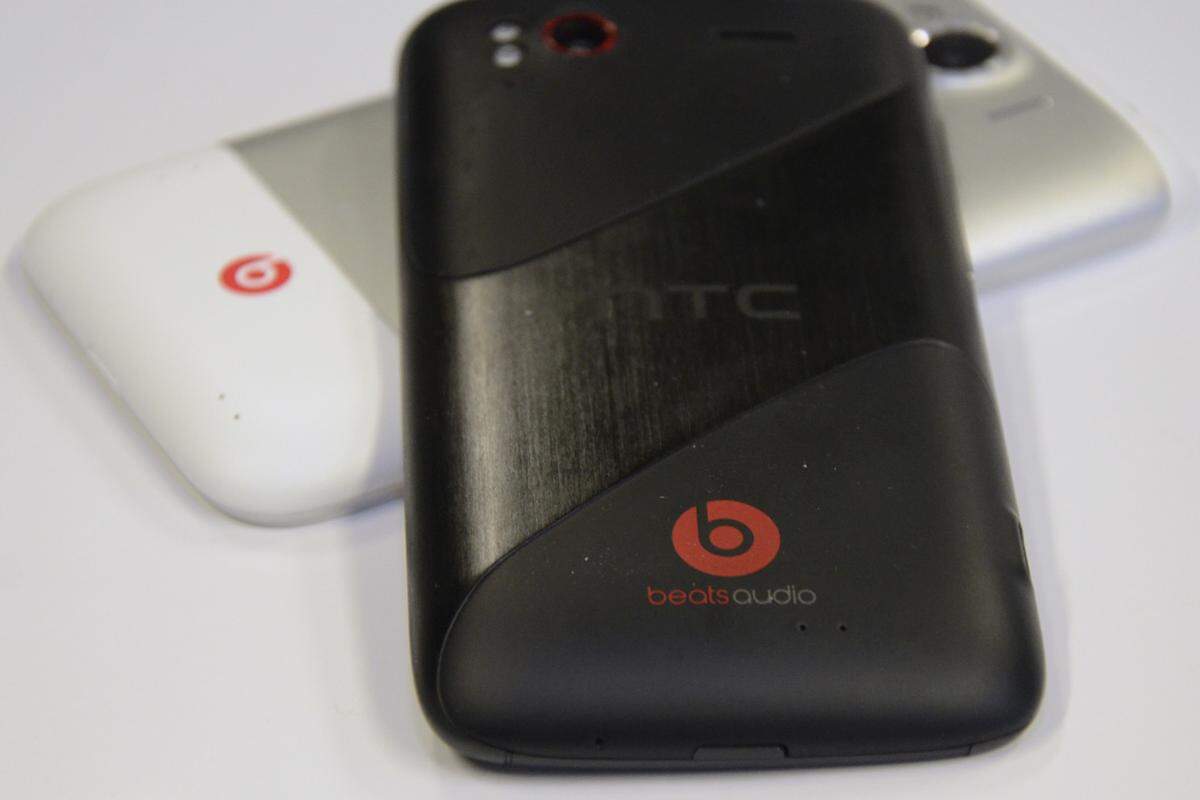 Dafür hat HTC eine Kooperation mit Beats by Dr.Dre geschlossen. Beide Geräte werden gemeinsam mit Beats-In-Ear-Kopfhörern geliefert. Zusätzlich gibt es auch noch eine Klangverbesserungsoption nach Beats-Parametern.