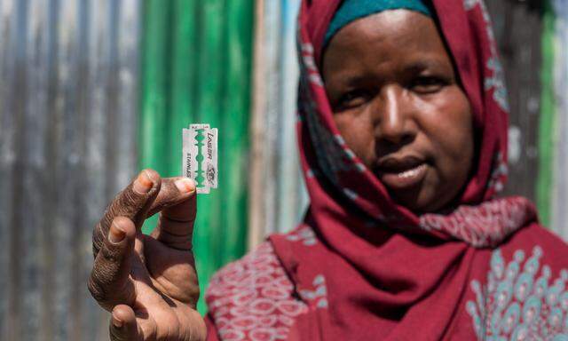 Nicht nur in Somaliland - im Bild die Aktivistin Khadra Jama, die dagegen kämpft - ist Genitalverstümmelung Realität, auch in Österreich sind tausende Frauen und Mädchen betroffen, wie eine Studie im Auftrag des Bundeskanzleramts ergeben hat.