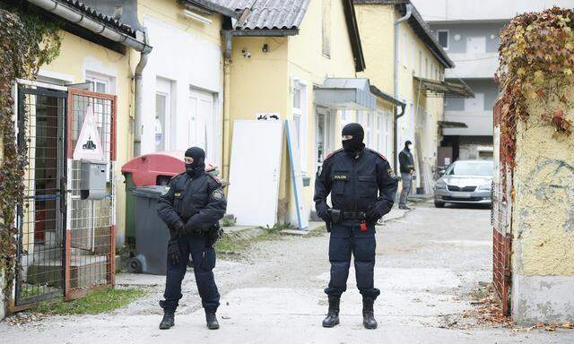 Die Razzia gegen mutmaßliche Mitglieder der Muslimbruderschaft und der Hamas fand am 9. November 2020 in mehreren Bundesländern statt. Bild: Polizisten an einem der Einsatzorte in Graz.