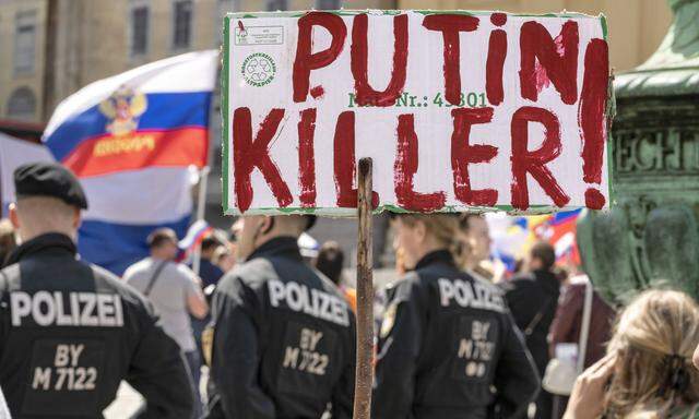 „Putin Killer!“ Schild bei Gegendemonstration von Unterstützern der Ukraine in München am 9. Mai 2022. 