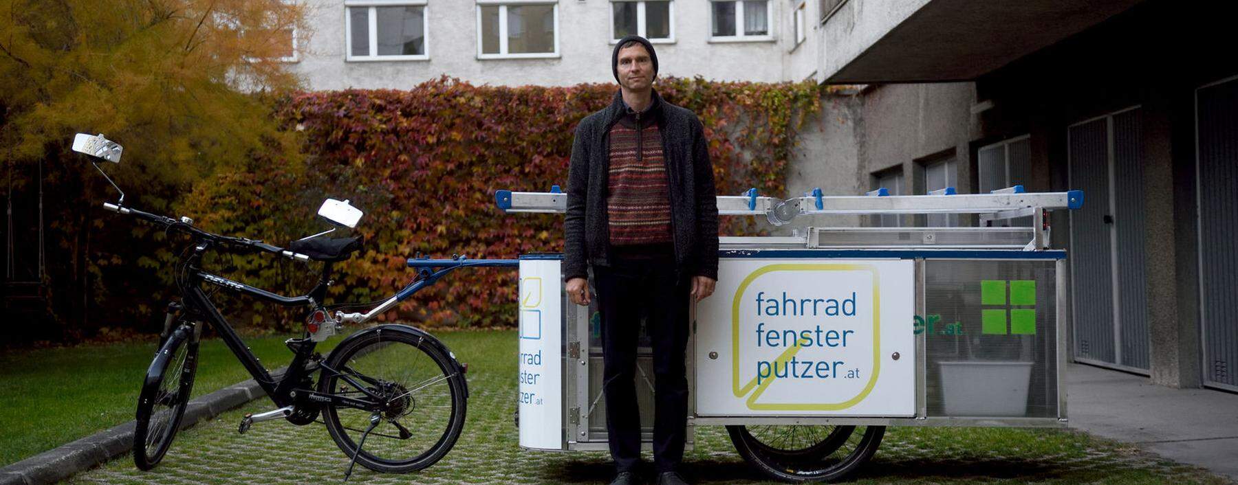 Pascal Kellermayr mit seinem selbstgebastelten Anhänger und dem „Zugfahrzeug“, ein Fahrrad – ohne Elektrounter- stützung.