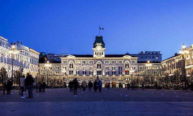 Night walk between the buildings of Trieste and the sea. (Steuccio79)