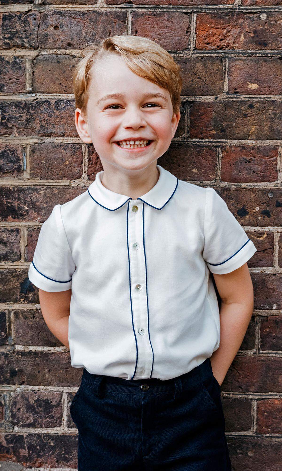 Prinz George ist der jüngste Neuzugang auf der Liste - im wahrsten Sinne. Mit seinem Look aus Shorts, ärmellosen Pullovern oder kurzen Shirts und Kniestrümpfen konnte der fünfjährige Mini-Royal offenbar überzeugen. Da darf sich auch Mama Catherine freuen - und zwar doppelt.