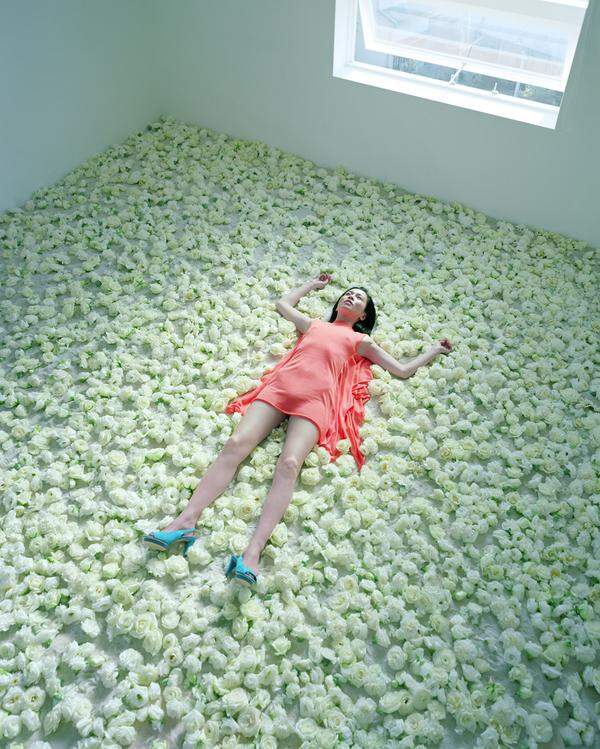 Die Mode selbst steht dabei im Hintergrund, wenn etwa Izima Kaoru scheinbar leblose Körper in weite Räume stellt und sich diesen von Bild zu Bild nähert. Izima Kaoru, Image title: #502 Sakai Maki wears Jill Sander, Series title: Landscapes with a Corpse, 2008