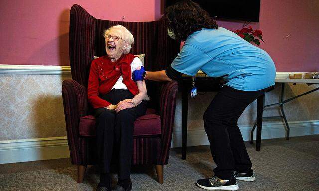 Die 100 Jahre alte Ellen Prosser erhält den Oxford/Astrazeneca-Impfstoff in einem Altersheim in Sidcup im südosten von London.