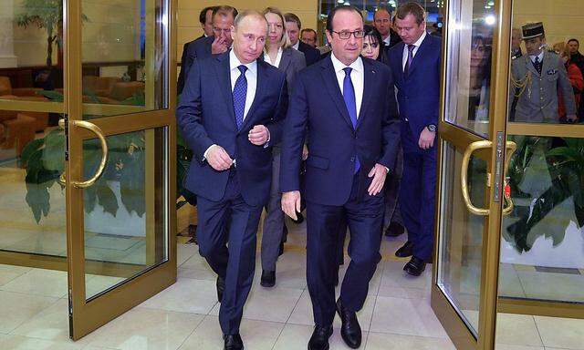 Putin (li.) traf Hollande am Moskauer Flughafen.