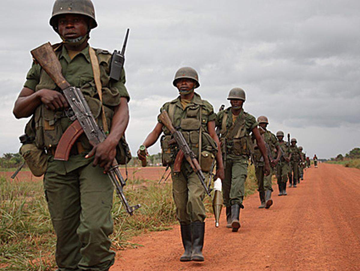Täglich rücken seine Soldaten aus ihrem Camp nahe des Flughafens von Dungu aus.