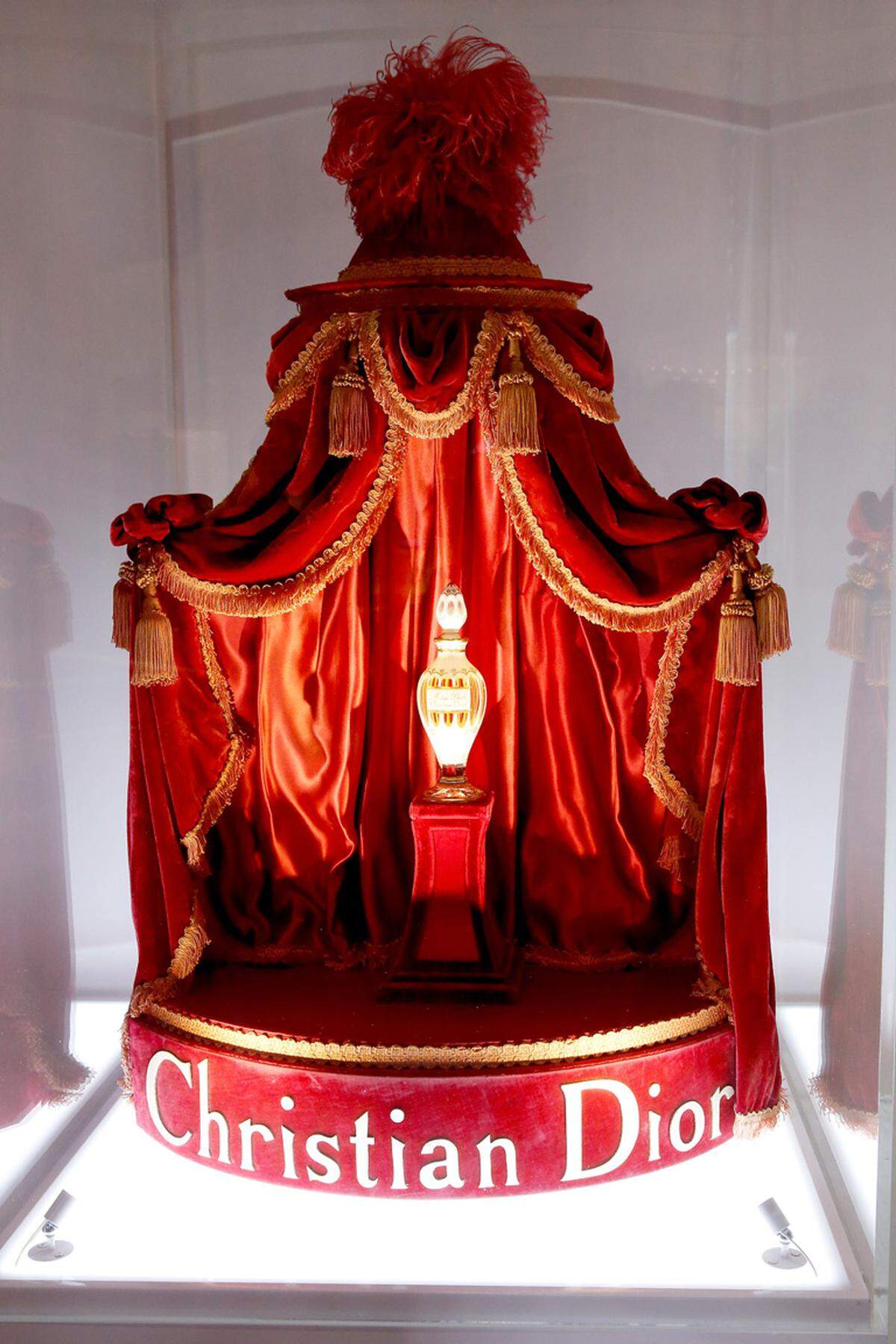 Miss Dior, dem erste Parfum, das von Christian Dior 1947 kreiert wurde, ist jetzt eine Ausstellung im Grand Palais Paris gewidmet. 15 internationale Künstlerinnen wurden von dem Mode- und Beautyhaus engagiert um ihrer Assoziationen mit dem Duft künstlerischen Ausdruck zu verleihen.