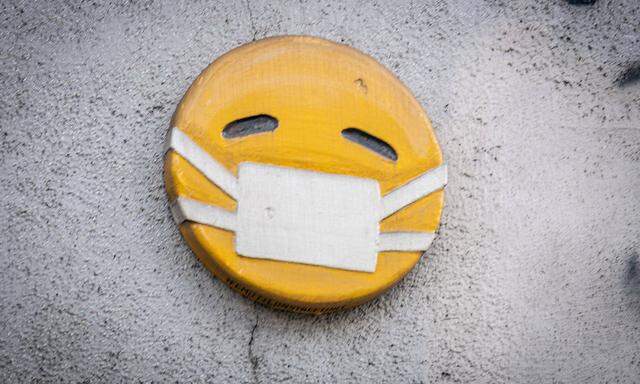 Ein "Lächeln", hier mit Maske, aufgenommen an einer Mailänder Hausmauer.