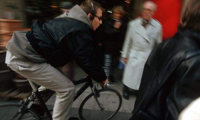 Auf dem Gehsteig mit dem Fahrrad: ein Notfall oder nur ein trotziger Protest gegen irgendetwas?