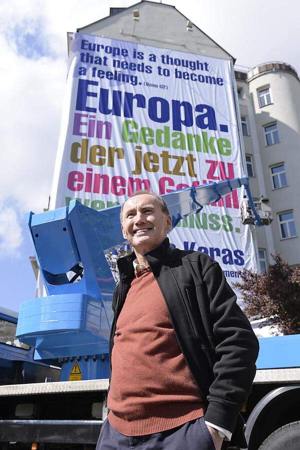 „Europe is a thought that needs to become a feeling". Diese Worte – samt deutscher Übersetzung - plakatierte die Europäische Volkspartei auf einem 230 Quadratmeter großen Plakat beim Wiener Naschmarkt. Das Zitat stammt von Sänger Bono - und sorgte für Wirbel. Denn das Management des Sängers wollte nicht für Parteiwerbung missbraucht werden, das Plakat wurde daher wieder abmontiert. Das sei aber ohnehin geplant gewesen, heißt es aus dem Karas-Büro. Stattdessen prangt dort nun ein Zitat des Spitzenkandidaten: "Europa. Stern der Hoffnung für ein friedliches Miteinander von über 500 Millionen Menschen."