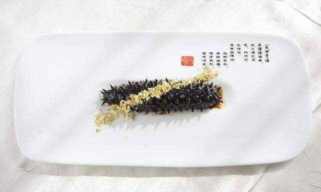 In der internationalen Spitzengastronomie wird gern mit Gold verziert, wie hier diese Seegurke in China.