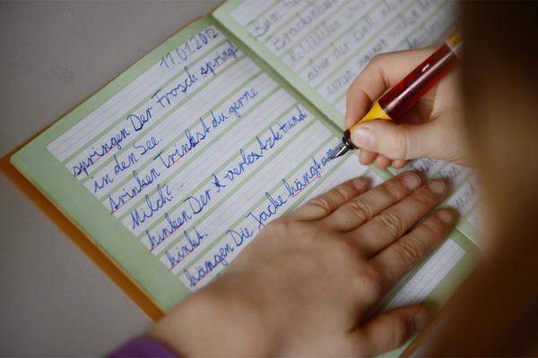 Noch lernen die Kinder in der Volksschule die „österreichische Schulschrift“. Manche gleich zu Beginn der ersten Klasse, andere starten mit den Druckbuchstaben und hängen die „Lateinschrift“, wie sie in der Schule heißt, erst später an. Doch die von Reform zu Reform etwas weniger schnörkeligen Buchstaben stehen in der Kritik: Das Schreiben mit der Hand werde ohnehin bald überflüssig sein, heißt es, wozu also noch aufwendig eine eigene Schrift lernen? Die Befürworter setzen zunehmend auf Erkenntnisse aus der Hirnforschung und argumentieren damit, dass Kinder ihre Hände nutzen müssen, um ihre mentalen Fähigkeiten zu entwickeln.