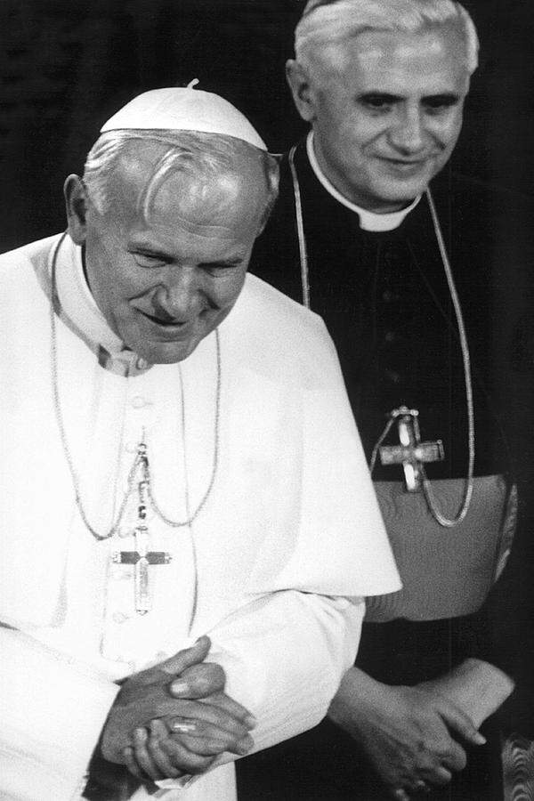 Als Präfekt der Glaubenskongregation pflegte er ein sehr enges und gutes Verhältnis zu Johannes Paul II.: Jeden Freitag besprach er sich mit dem Pontifex maximus, bald wurde er von Vatikan-Insidern als dessen rechte Hand bezeichnet.