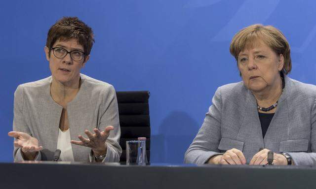 Kramp-Karrenbauer (links) und Merkel