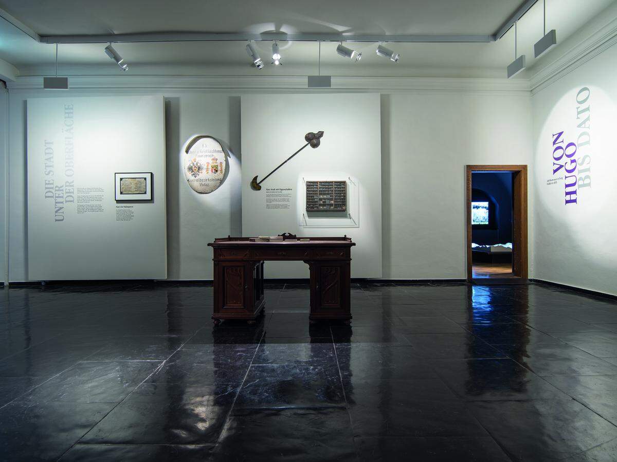 Das Thema "Zeit" ist einer der Schwerpunkte der Ausstellung. Hier zu sehen: Ein Pendel, ein alter Sekretär, Inschriften und ein Guckloch in der Wand ...