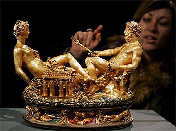 Im Kunsthistorischen Museum Wien (KHM) wird die "Saliera" von Benvenuto Cellini gestohlen. Es ist die einzige erhaltene gesicherte Goldschmiedearbeit des italienischen Bildhauers. Schätzwert: 50 Millionen Euro. Im Jänner 2006 - nach Selbstanzeige des Täters - wieder gefunden.