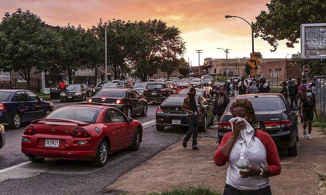 Die Polizei in St. Louis setzte Tränengas gegen Demonstranten ein, nachdem ein jugendlicher Afroamerikaner bei einem Polizeieinsatz ums Leben gekommen ist.