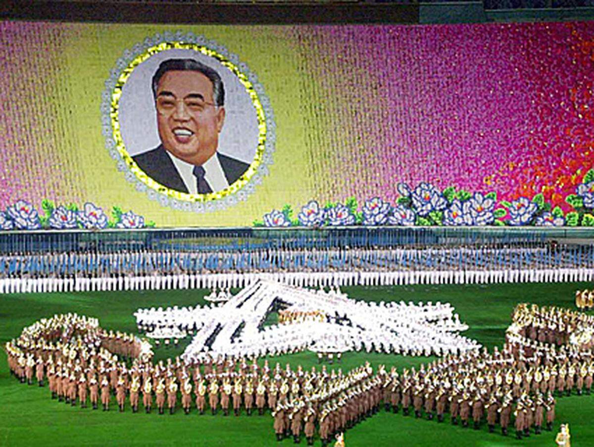 Während der Regentschaft seines Vaters Kim Il-sung stieg Kim Jong-il in der Hierarchie der kommunistischen Partei des Landes stetig auf. 1974 wurde er offiziell zum Nachfolger seines Vaters ernannt. Bei offiziellen Feiern vergisst der Sohnemann nie, auch seinem Vater gedenken zu lassen.
