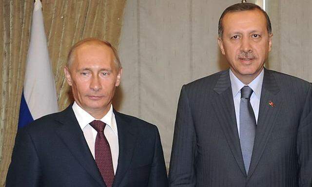 Archivbild aus dem Jahr 2009: Wladimir Putin und Recep Tayyip Erdogan.