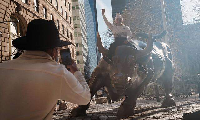 Archivbild: Ein Mann reitet im November den "Wall-Street-Bullen" in New York.