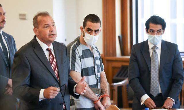 Hadi Matar mit seinen Anwälten vor  Gericht.