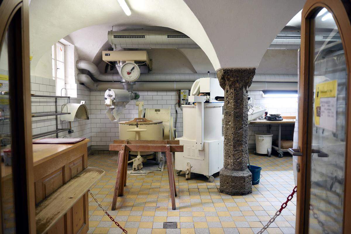 Ein paar Stufen geht es hinunter und schon steht man in der Backstube der Stiftsbäckerei St. Peter, einem kleinen Raum mit steinernem Gewölbe. Seit 800 Jahren wird hier gebacken.