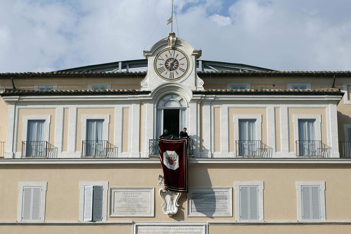 Der Balkon wird von Mitarbeitern mit dem päpstlichen Wappen versehen. Der emeritierte Papst zieht mit seinem Privatsekretär, Erzbischof Georg Gänswein, und seinen Haushältern für etwa zwei Monate in die prächtige Villa ein.