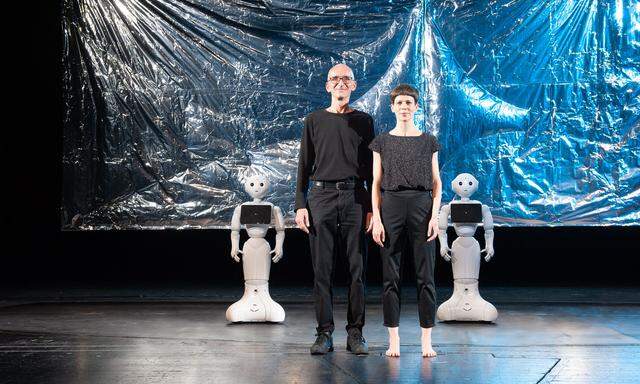 Theoretiker Oliver Schürer und Tänzerin Eva-Maria Kraft mit den beiden Pepper-Robotern, die heute und morgen im Volkstheater sind.