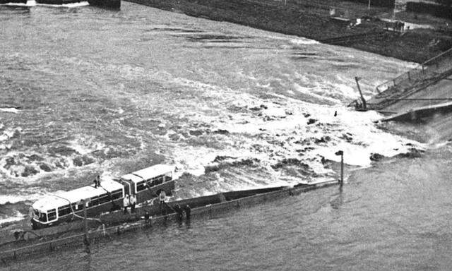 Unglaublich, aber wahr: die Reichsbrücke am Morgen des 1. August 1976. 