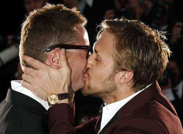 Regisseur Nicolas Winding Refn beim Fake-Schmusen mit Schauspieler Ryan Gosling. Refn wurde in Cannes für die beste Regie ausgezeichnet ("Drive").