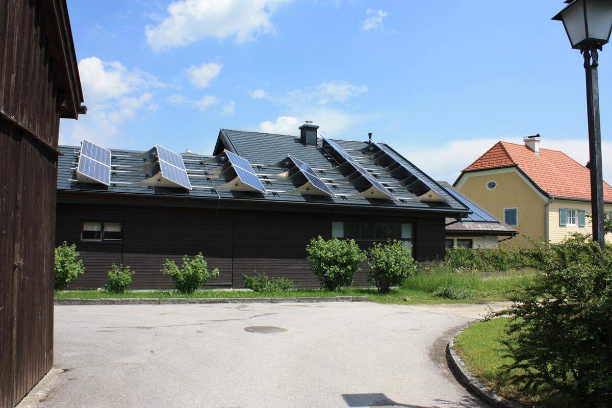 In Köstendorf in Salzburg wird Energiezukunft geschrieben: Seit Frühjahr 2013 produziert hier jeder zweiter Haushalt am Dach Sonnenenergie und ladet das eigene Elektroauto in der Garage. Über ein intelligentes Stromnetz - sogenannte Smart Grids - wird der Strom nur an jene Haushalte gebracht, wo er gerade am meisten gebraucht wird.