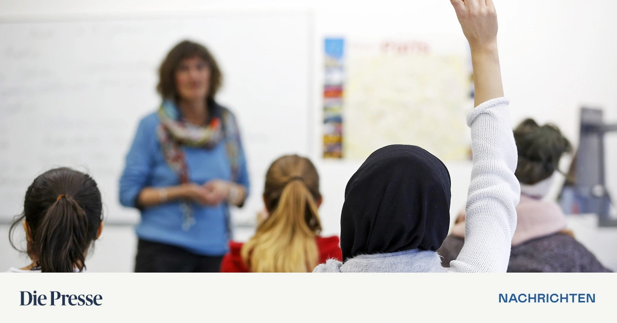 Zwischen-Sittenpolizei-und-Stasi-Lehrkr-fte-wollen-Kopftuchverbot-nicht-durchsetzen-premium-