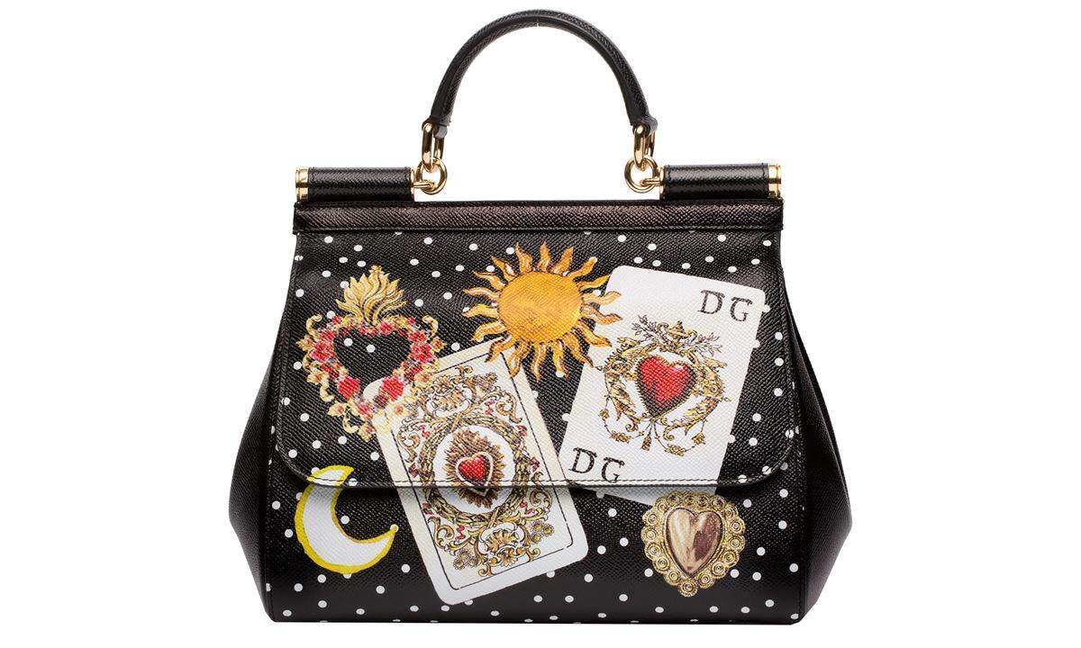  „Sicily Bag“ in Dauphine-Kalbsleder mit Spielkarten-Print und Logoplakette hinten von Dolce &amp; Gabbana, 1650 Euro, Kohlmarkt 8–10, 1010 Wien. 