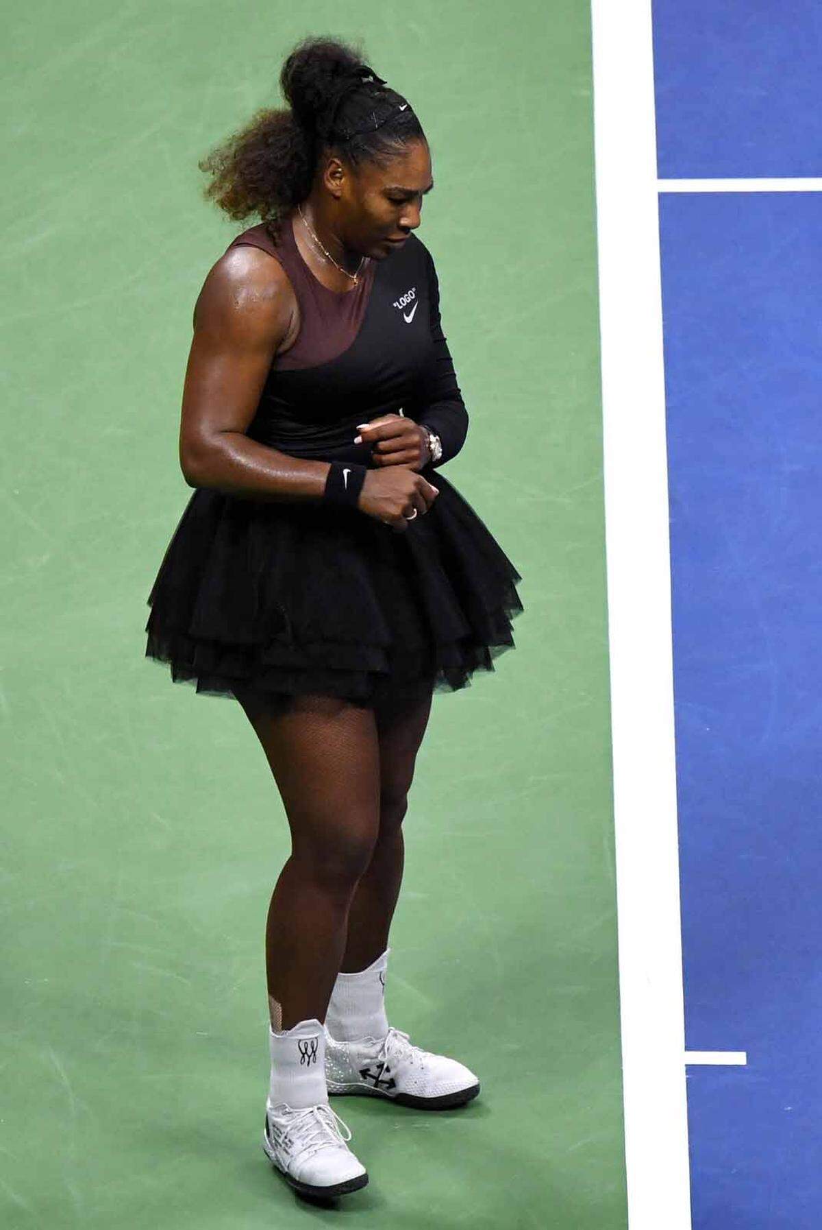 Das Outfit von Tennis-Ass Serena Williams sorgte bei den US Open in diesem Jahr für einen besonderen Modemoment. Das Ensemble, das von Off-White in Kooperation mit Nike entstand, sorgte für einen Anstieg der Nachfrage an schwarzen Tennisoutfits um 108 Prozent.