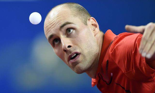 Österreichs Tischtennis-Ass Daniel Habesohn konzentriert sich beim Service auf den Ball.
