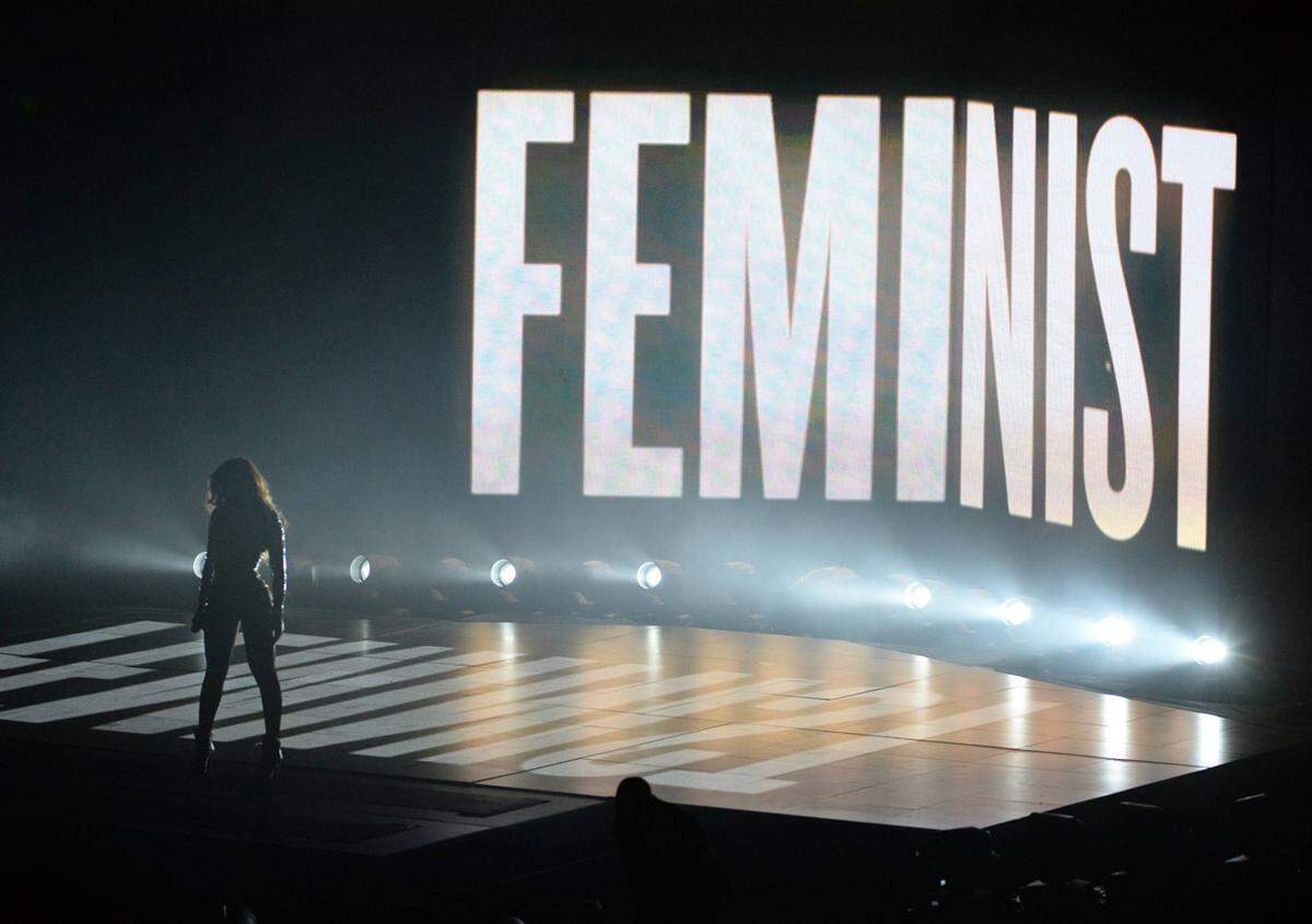 Feminismus ist cool, das zeigte Sängerin Beyonce bei einem Auftritt der MTV Music Awards bereits 2014.