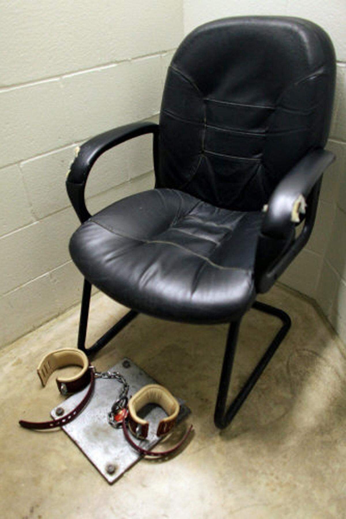 Das Internationale Komitee vom Roten Kreuz warf den USA 2004 vor, in dem Lager Methoden anzuwenden, die auf eine Folter der Häftlinge hinausliefen. Im Januar 2009 wurden Folterpraktiken erstmals von einer Verantwortlichen der Bush-Regierung bestätigt.
