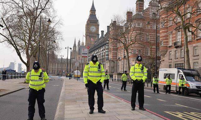 Londoner Polizisten bei einer Gedenkminute für die Opfer, darunter ein getöteter Kollege.