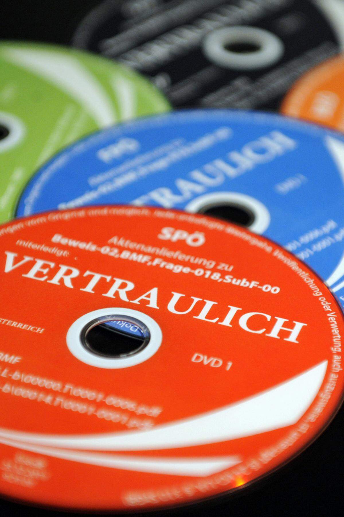 Zuletzt erhärteten sich aber die Indizien. Die Agentur White House bestätigte, dass sie für den JVP-Wahlkampf 2008 der Bundes-ÖVP 93.889,08 Euro in Rechnung gestellt habe. Bezahlt wurden nur 62.005,08 Euro. Dann bat die ÖVP darum, eine neue Rechnung über 96.000 Euro an die Valora zu legen. Nach Eingang der Zahlung habe White House der ÖVP die bezahlten Mittel zurücküberwiesen, der Restbetrag, 2.110,92 Euro, wurde der JVP gutgeschrieben. Die ÖVP weist diese Darstellung zurück. "Es gibt keine Zahlungen der Telekom an die ÖVP, es gibt keine Zahlungen vom Herrn Hochegger", betonte VP-Generalsekretär Hannes Rauch.