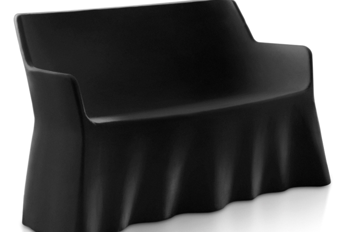 Innen und außen dürfen sie spuken, besonders effektvoll in der Nacht natürlich, wenn das integrierte LED-Licht durch den Kunststoff schimmert. Beim Messerundgang begegnete man noch anderen Geistern, Sofas, Stühlen, die aussahen wie das archetypische Leintuchgespenst, in das sich jemand hineingesetzt hat. Und auch die Steigerung von Weiß und bleich war präsent oder eben nicht präsent: die transparenten Möbel, die wie Gespenster zu schemenhaften Konturen verschwimmen.