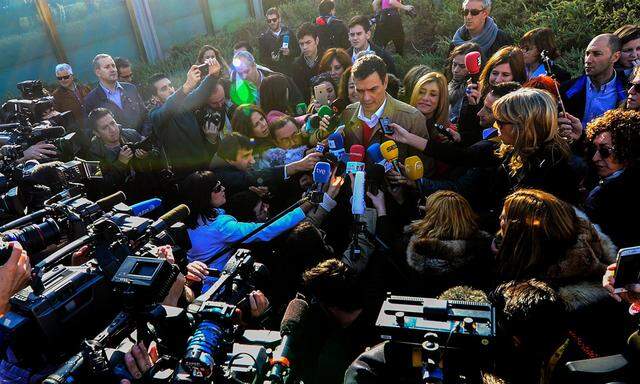 Im Visier der Medien. Spaniens Sozialistenchef Pedro Sanchez nach seiner Stimmabgabe in Madrid.