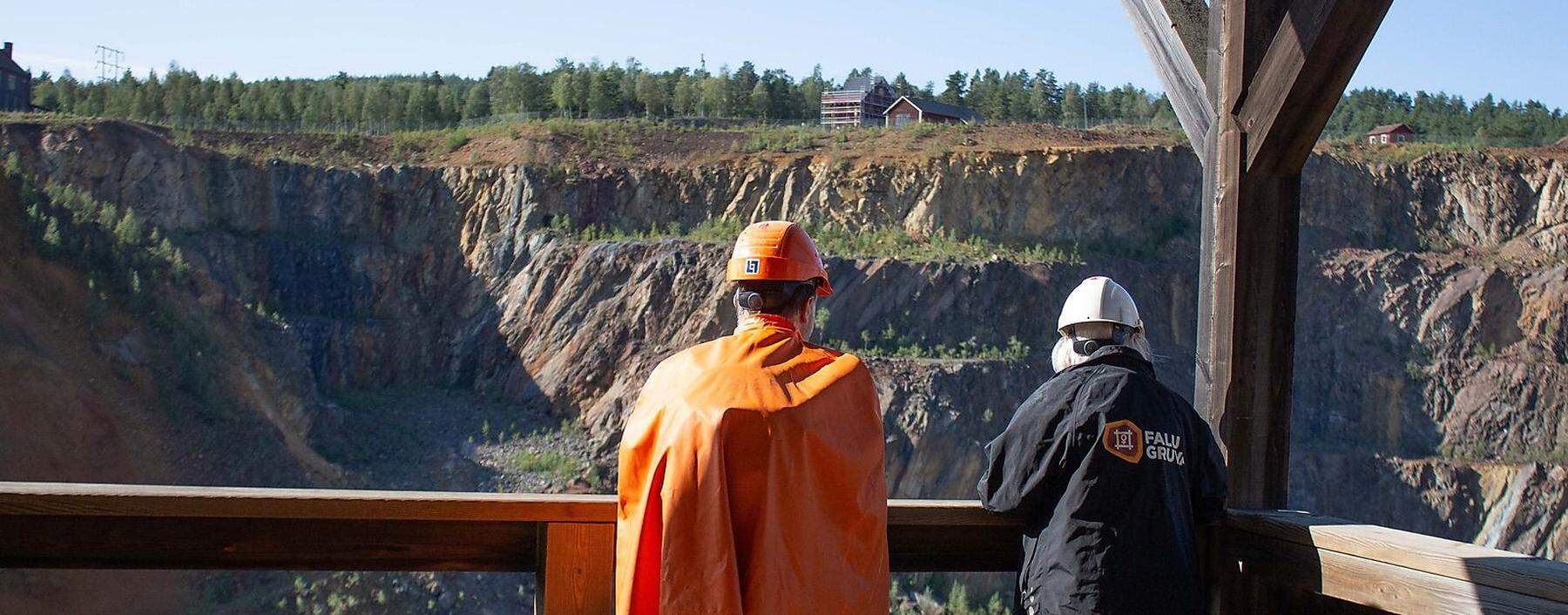 Der Blick auf die Grube des Kupferbergwerks in Falun - gleich danach geht es unter die Erde.