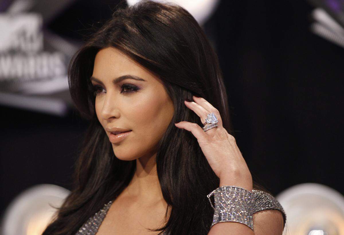 ... während sich Kim Kardashian einen Millionen-Dollar-Ring vor (30) laufenden Kameras anstecken ließ ...