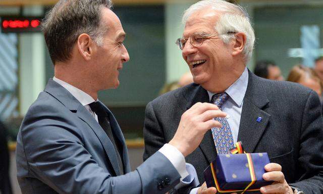 Der deutsche Außenminister, Heiko Maas (links), hatte am Montag ein Geschenk für Josep Borrells Premiere im Rat mit.