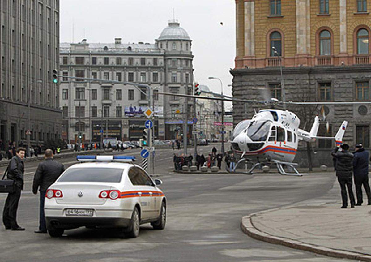 Über den Anschlagsorten kreisten Hubschrauber, die Polizei wurde in erhöhte Alarmbereitschaft versetzt.